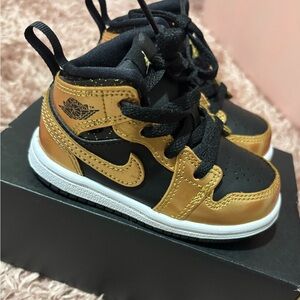 Jordan 1 MID SE black/metallic gold white size 6C